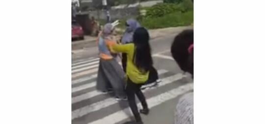 Lagi-lagi Pansos, Emak-emak Berjoget di Tengah Jalan Saat Lampu Merah! Butuh Materai?