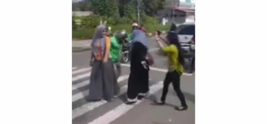 Lagi-lagi Pansos, Emak-emak Berjoget di Tengah Jalan Saat Lampu Merah! Butuh Materai?