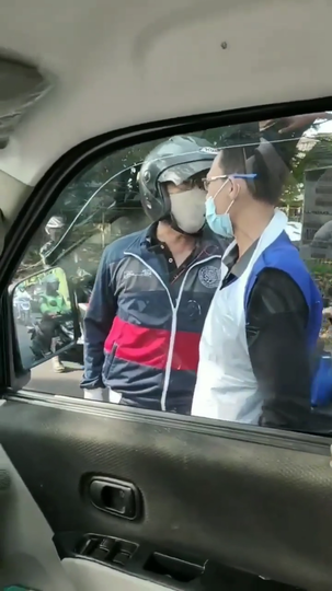 Keterlaluan! Pengendara Ini Menghadang Ambulans Karena Diserobot Saat Berkendara.