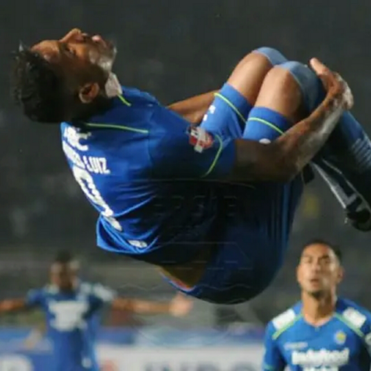 Rinduku Pada Bola, Nobar Sampai Begadang Hingga Pagi!