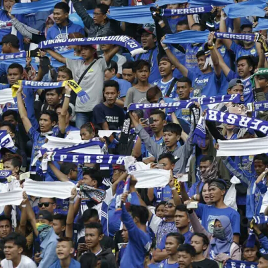 Rinduku Pada Bola, Nobar Sampai Begadang Hingga Pagi!