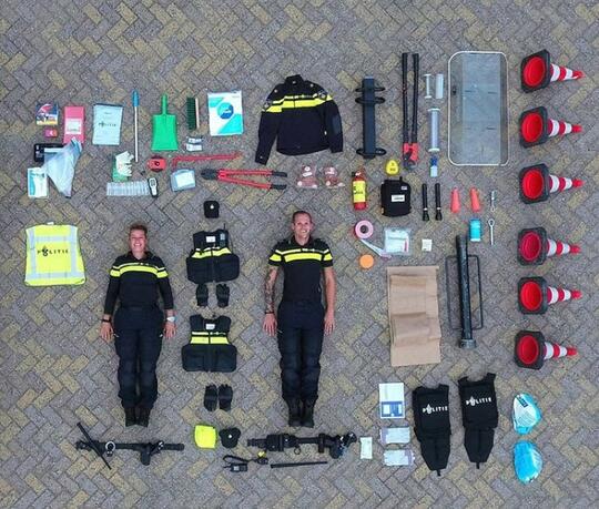 Polisi di Belanda Diwajibkan Membawa Boneka, Indonesia Wajib Bawa Apa?Form Tilangan?