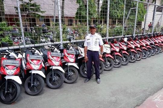 Ente Sering Parkir Pakai Standar Samping? Ini Resikonya