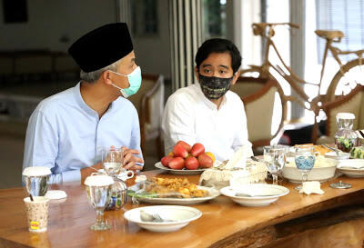 Tunggu Pengumuman Calon Walikota, Gibran Jumatan Bareng Ganjar Pranowo