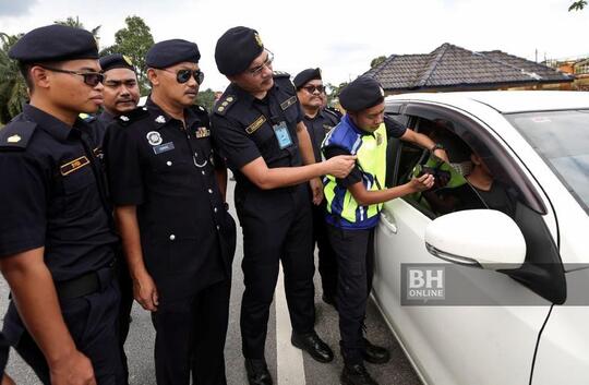 Mengenal bedanya "STNK" kendaraan di Malaysia (Unik Gan)