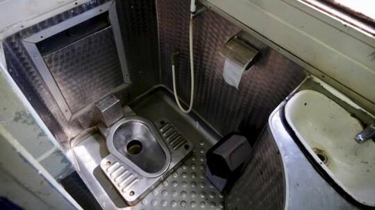 Kotoran Manusia Dari Toilet Kereta Dibuang Kemana?