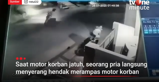 Viral Emak-Emak Berhasil Menelanjangi dan Merampas Celurit dari Begal Seorang Diri!