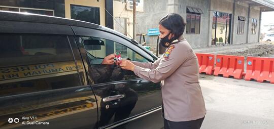 Meningkatkan Rasa Nasionalisme Polres Pelabuhan Belawan Bagikan Bendera Merah Putih