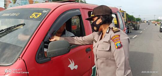 Meningkatkan Rasa Nasionalisme Polres Pelabuhan Belawan Bagikan Bendera Merah Putih