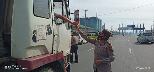 Meningkatkan Rasa Nasionalisme Polres Pelabuhan Belawan Bagikan Bendera Merah Putih