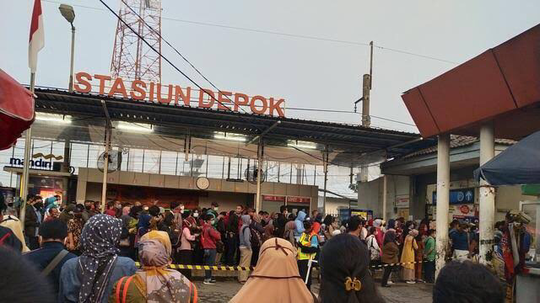 Ganjil Genap Jakarta Diterapkan, Warga Ramai-ramai Naik Angkutan Umum