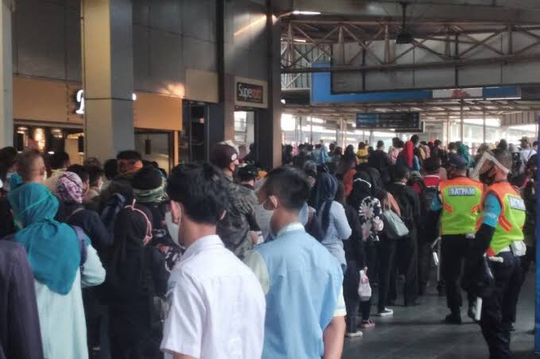 Ganjil Genap Jakarta Diterapkan, Warga Ramai-ramai Naik Angkutan Umum