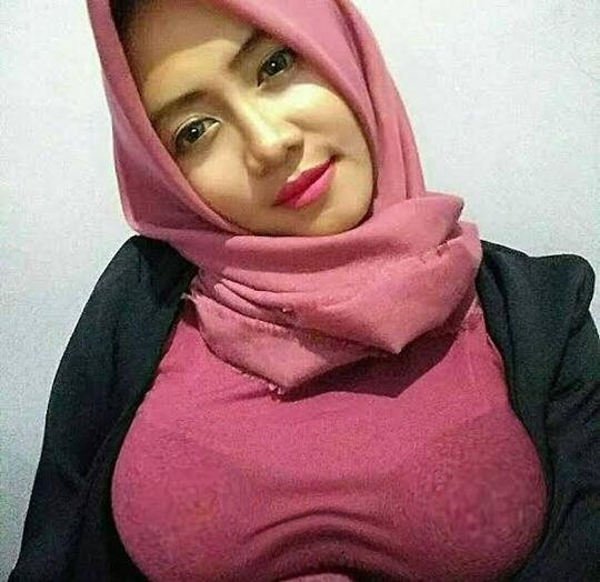 Pakai Kerudung Kok Dada Membusung! Ga Takut Jadi Omongan Sis?
