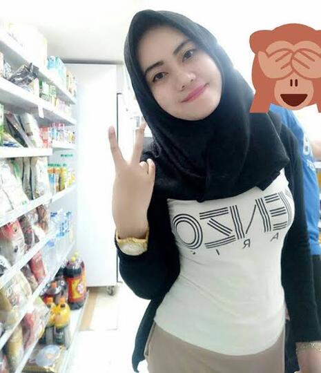 Pakai Kerudung Kok Dada Membusung! Ga Takut Jadi Omongan Sis?