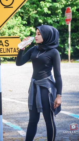 Pakai Kerudung Kok Dada Membusung! Ga Takut Jadi Omongan Sis?