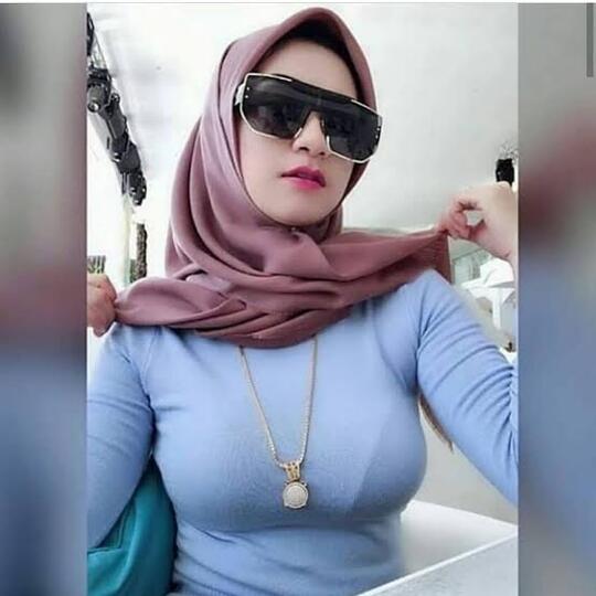 Pakai Kerudung Kok Dada Membusung! Ga Takut Jadi Omongan Sis?