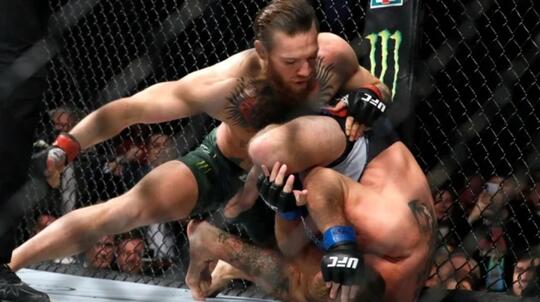 Kacau, Mike Tyson Jadi Ayam Sayur Usai 'Tendang Bokong' McGregor