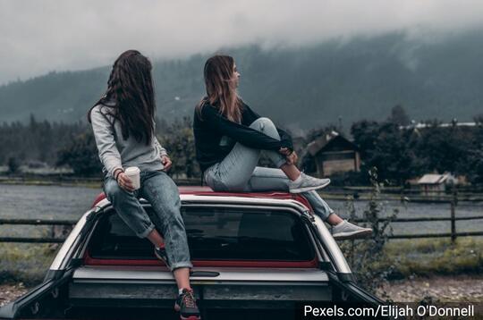 5 Ciri Kamu Gak Terlalu Peduli dengan Teman Dekatmu | Kamu pilih yang mana?