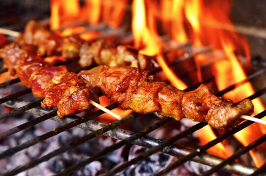 Wow, Keren! Ini Dia Alat Pembakar Sate yang Meminimalisir Rasa Capek Penjual Sate!