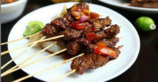 Wow, Keren! Ini Dia Alat Pembakar Sate yang Meminimalisir Rasa Capek Penjual Sate!