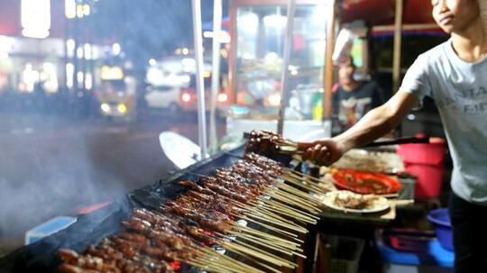 Wow, Keren! Ini Dia Alat Pembakar Sate yang Meminimalisir Rasa Capek Penjual Sate!