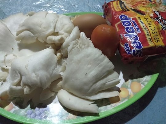 Mie Korean Spicy Soup Plus Telur dan Jamur Tiram, Wow Mak Sluruuup!