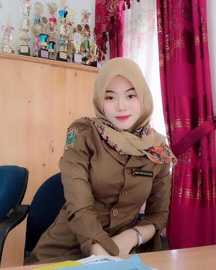 Viral Guru Berwajah Cantik , Murid Auto Betah di Sekolahan