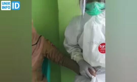Respon Takut Ibu-ibu Lakukan Swab Test, "Remas Buwung Puyuh Team Medis" Bikin Ngilu!