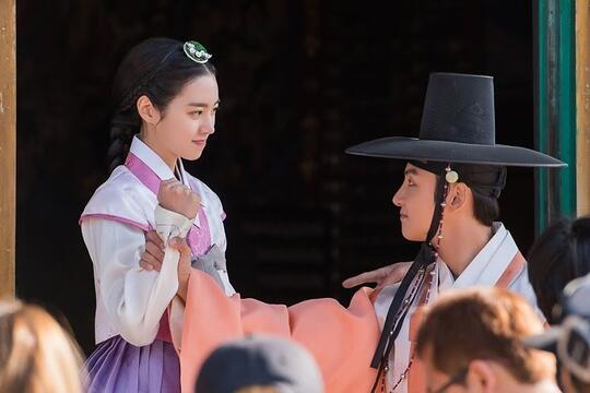 Jadi Detektif Keren di Drakor Dunia Pararel Train, Yoon Si Yoon Makin Cute!
