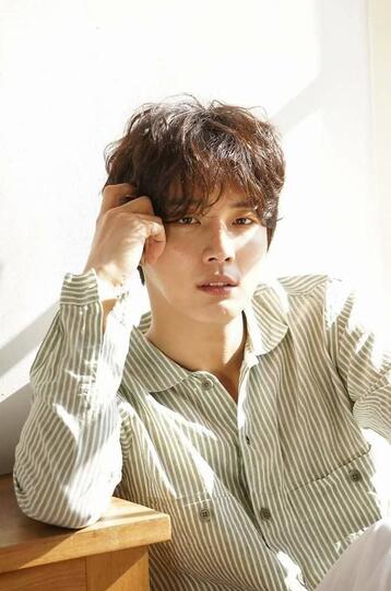 Jadi Detektif Keren di Drakor Dunia Pararel Train, Yoon Si Yoon Makin Cute!