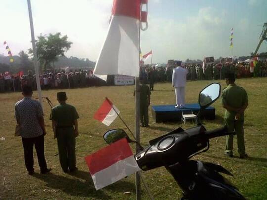 Agustus Dalam Kenangan, Jalan Kaki Demi Upacara