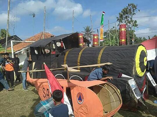 Agustus Dalam Kenangan, Jalan Kaki Demi Upacara