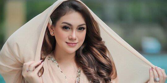 Tulis Kalimat Bismillah, Celine Evangelista Bikin Warganet Penasaran