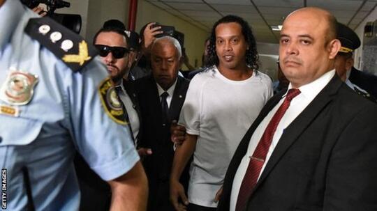 Ronaldinho : Kemerosotan Bintang Brasil Dari Kejayaan Barcelona Ke Penjara Paraguay