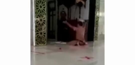 Heboh, Video Rekaman Seorang Pria Shalat dengan Gerakan Aneh! Siapakah Dia?