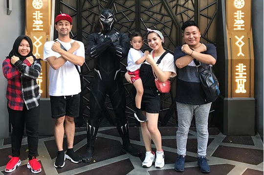 Enaknya Kerja Bareng Artis, Diajak Liburan ke Luar Negeri Hingga di Kado Mobil