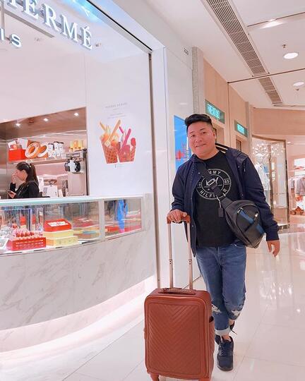 Enaknya Kerja Bareng Artis, Diajak Liburan ke Luar Negeri Hingga di Kado Mobil