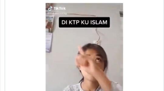 Tulis Biarpun Babi Haram Aku Tetap Makan, Aksi Gadis Ini Picu Perdebatan