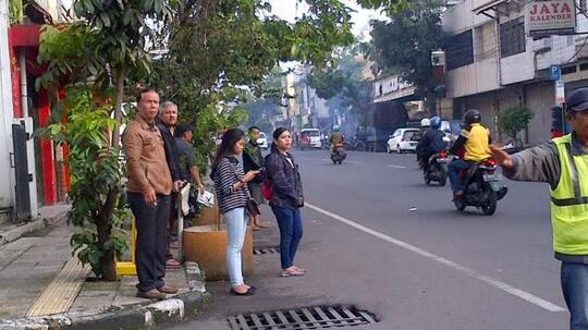 Solusi Agar Tidak Lama Menunggu Angkot