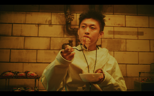 Kecintaan Rich Brian Sama Indomie Terlihat di Video Klip Baru "Love in My Pocket"