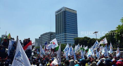 Abaikan Corona, Buruh Demo di DPR Berjubel-jubel, Gantung Masker di Leher