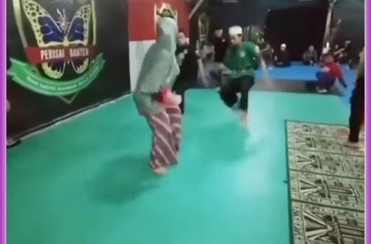 Hebat, Emak-emak Ini Mampu Jatuhkan Belasan Pria Tanpa Menyentuh! Tenaga Dalam?