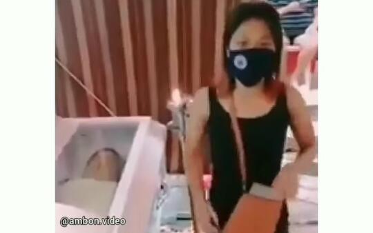 Joget Tik Tok Di Samping Jenazah Saat Melayat, Wanita Ini Panen Hujatan Netizen!