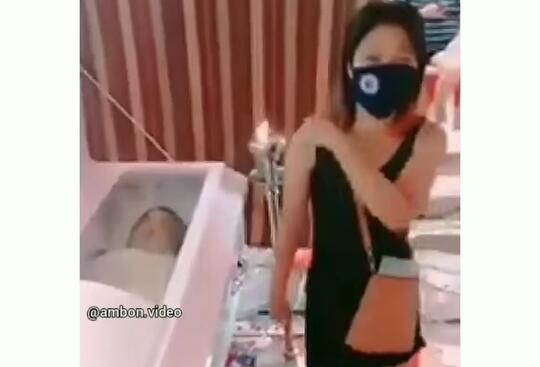 Joget Tik Tok Di Samping Jenazah Saat Melayat, Wanita Ini Panen Hujatan Netizen!