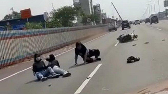 3 Cewek Boncengan Masuk Jalan Tol Pakai Motor, Apes Malah Kecelakaan