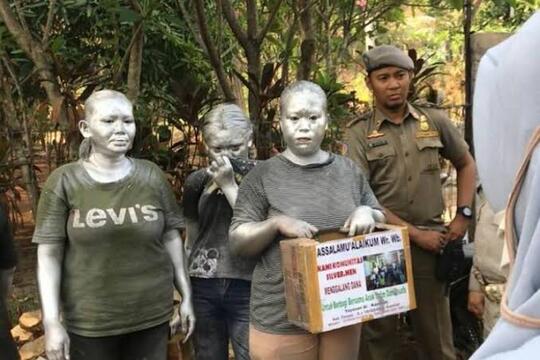 Ternyata Manusia Silver Itu Berkedok Sumbangan Untuk Keuntungan Pribadi ?