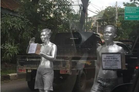 Ternyata Manusia Silver Itu Berkedok Sumbangan Untuk Keuntungan Pribadi ?