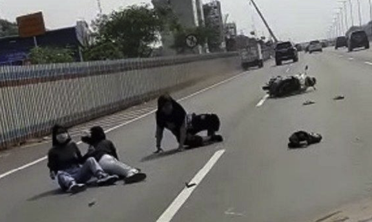 Video Viral Perempuan Naik Motor Bertiga Masuk Tol dan Kecelakaan, Ini Kronologinya