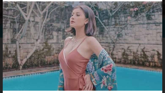 Hebohnya Netizen Melihat 'Celana Dalam' Awkarin Nongol Saat Main Limbo?!