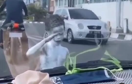 Bikin Haru, Anak Silver Jalanan Ini Lebih Butuh Perhatian Dibanding Satu Kata "Anjay"
